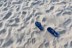 Paar blauwe pantoffels op zand royalty-vrije stock afbeelding Paar blauwe pantoffels op zand royalty-vrije stock afbeelding