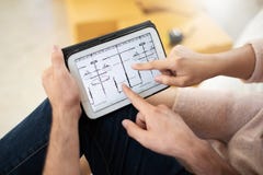 Paar die aan digitale tablet kijken royalty-vrije stock foto's Paar die aan digitale tablet kijken royalty-vrije stock foto's