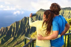 Paar die beelden op de vakantie van Hawaï in Kauai nemen royalty-vrije stock foto Paar die beelden op de vakantie van Hawaï in Kauai nemen royalty-vrije stock foto