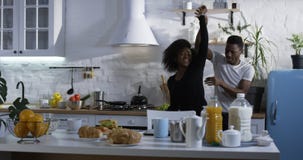 Paar die in de keuken dansen stock fotografie Paar die in de keuken dansen stock fotografie