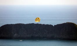 Paar die het parasailing bij nationaal het parkstrand van Manuel Antonio in Costa Rica, de meeste mooie stranden in de wereld doe stock fotografie Paar die het parasailing bij nationaal het parkstrand van Manuel Antonio in Costa Rica, de meeste mooie stranden in de wereld doe stock fotografie