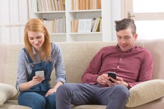 Paar die hun smartphones gebruiken royalty-vrije stock foto Paar die hun smartphones gebruiken royalty-vrije stock foto
