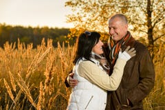 Paar die in liefde in de herfstzonsondergang koesteren royalty-vrije stock afbeelding Paar die in liefde in de herfstzonsondergang koesteren royalty-vrije stock afbeelding