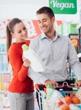 Paar-Einkaufen am Supermarkt stockfotos Paar-Einkaufen am Supermarkt stockfotos