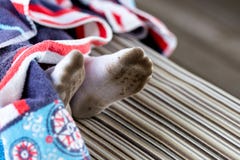Paar kindvoeten in vuile bevlekte witte sokken Het jonge geitje bevuilde sokken terwijl in openlucht het spelen Kinderenkleren di royalty-vrije stock foto Paar kindvoeten in vuile bevlekte witte sokken Het jonge geitje bevuilde sokken terwijl in openlucht het spelen Kinderenkleren di royalty-vrije stock foto