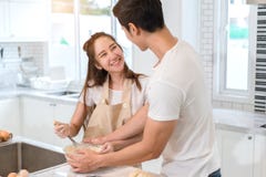 Paar kokende bakkerij in keukenruimte, de Jonge Aziatische mens en vrouw samen stock foto's Paar kokende bakkerij in keukenruimte, de Jonge Aziatische mens en vrouw samen stock foto's