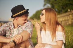 Paar in Liebe Schlagblowballs blüht in den Gesichtern von einander Lächelnde und lachende Leute, die gute Zeit draußen haben stockbilder Paar in Liebe Schlagblowballs blüht in den Gesichtern von einander Lächelnde und lachende Leute, die gute Zeit draußen haben stockbilder