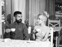 Paar in liefde Gelukkig paar die van koffie genieten stock afbeelding Paar in liefde Gelukkig paar die van koffie genieten stock afbeelding