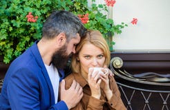 Paar in liefde op romantische datum De koffie van de ochtend Kom eerst van meisje en de rijpe mens samen Brutaal gebaard hipster stock foto's Paar in liefde op romantische datum De koffie van de ochtend Kom eerst van meisje en de rijpe mens samen Brutaal gebaard hipster stock foto's