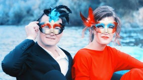 Paar in Maskerademaskers bij een Meer Royalty-vrije Stock Fotografie Paar in Maskerademaskers bij een Meer Royalty-vrije Stock Fotografie