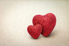 Paar van Rood hart op kartonachtergrond Het concept van de valentijnskaart stock fotografie Paar van Rood hart op kartonachtergrond Het concept van de valentijnskaart stock fotografie