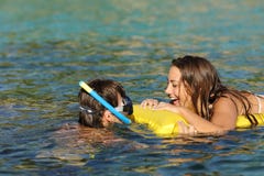 Paar van toeristen die terwijl het baden op het strand lachen stock fotografie Paar van toeristen die terwijl het baden op het strand lachen stock fotografie