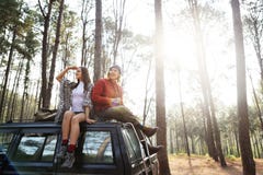 Paare auf einer Autoreise lizenzfreie stockfotografie Paare auf einer Autoreise lizenzfreie stockfotografie