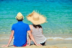 Paare auf Strand in Griechenland lizenzfreies stockbild Paare auf Strand in Griechenland lizenzfreies stockbild