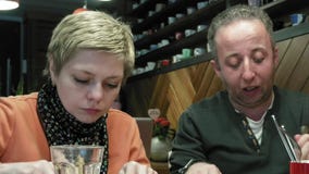 Paare bemannen und Frau isst Gespräche im Caférestaurant stock footage Paare bemannen und Frau isst Gespräche im Caférestaurant stock footage