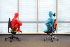 Paare in den elastischen Klagen des vollen Körpers, die auf Lehnsesseln im sonnigen Raum sitzen lizenzfreie stockbilder Paare in den elastischen Klagen des vollen Körpers, die auf Lehnsesseln im sonnigen Raum sitzen lizenzfreie stockbilder