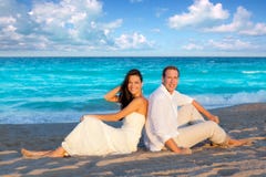 Paare in der Liebe, die im blauen Strand sitzt stockfotos Paare in der Liebe, die im blauen Strand sitzt stockfotos