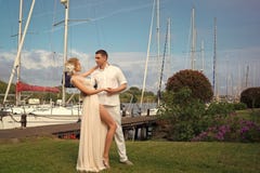 Paare in der Liebe Hochzeitspaare in der Bucht lizenzfreies stockfoto Paare in der Liebe Hochzeitspaare in der Bucht lizenzfreies stockfoto
