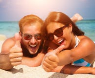 Paare in der Sonnenbrille auf dem Strand Paare in der Sonnenbrille auf dem Strand