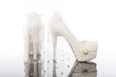 Paare der weißen Perlen und der Brautschuhe der Spitzen- hohen spitzen Fersenplattform lizenzfreie stockfotos Paare der weißen Perlen und der Brautschuhe der Spitzen- hohen spitzen Fersenplattform lizenzfreie stockfotos