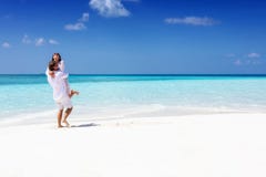 Paare in der weißen Sommerkleidung, die auf einem tropischen Strand umarmt stockfotos Paare in der weißen Sommerkleidung, die auf einem tropischen Strand umarmt stockfotos