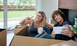 Paare, die das selfie sitzt innerhalb des beweglichen Kastens machen lizenzfreies stockbild Paare, die das selfie sitzt innerhalb des beweglichen Kastens machen lizenzfreies stockbild