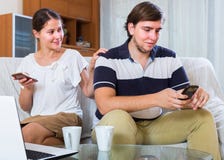 Paare, die in den Smartphones begraben lizenzfreies stockfoto Paare, die in den Smartphones begraben lizenzfreies stockfoto