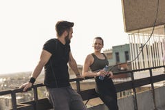 Paare, die eine Trainingspause machen lizenzfreies stockfoto Paare, die eine Trainingspause machen lizenzfreies stockfoto