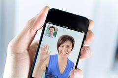 Paare, die einen Videoaufruf von einem smartphone genießen Lizenzfreie Stockfotografie Paare, die einen Videoaufruf von einem smartphone genießen Lizenzfreie Stockfotografie