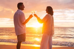 Paare, die Glas von Champene auf dem Strand bei Sonnenuntergang genießen stockfotos Paare, die Glas von Champene auf dem Strand bei Sonnenuntergang genießen stockfotos
