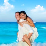 Paare im Liebesdoppelpol, das im Strand spielt lizenzfreie stockfotos Paare im Liebesdoppelpol, das im Strand spielt lizenzfreie stockfotos