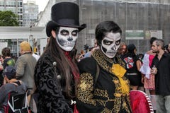 Paare im traditionellen Schädelkostüm im Zombie-Weg Sao Paulo Stockbilder Paare im traditionellen Schädelkostüm im Zombie-Weg Sao Paulo Stockbilder