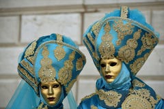 Paare mit venetianischen Kostümen, Venedig, Karneval lizenzfreie stockbilder Paare mit venetianischen Kostümen, Venedig, Karneval lizenzfreie stockbilder