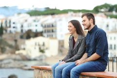 Paare oder Freunde, die im Urlaub in einer Küstenstadt weg schauen lizenzfreie stockfotos Paare oder Freunde, die im Urlaub in einer Küstenstadt weg schauen lizenzfreie stockfotos