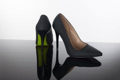 Paare Schuhe der spitzen Frau mit Seezungen grünen hohe Absätze stockfotos Paare Schuhe der spitzen Frau mit Seezungen grünen hohe Absätze stockfotos