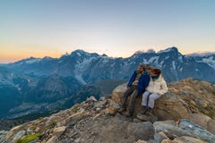 Paare von den Leuten, die den Sonnenaufgang über Mont Blanc-Bergspitze 4810 m betrachten ` Aosta Valle d, italienische Sommeraben stockbilder Paare von den Leuten, die den Sonnenaufgang über Mont Blanc-Bergspitze 4810 m betrachten ` Aosta Valle d, italienische Sommeraben stockbilder