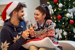 Paartoost voor gelukkige Kerstmisvakantie royalty-vrije stock fotografie Paartoost voor gelukkige Kerstmisvakantie royalty-vrije stock fotografie