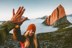 Paarvrienden die vijf handen openlucht reizen geven stock fotografie Paarvrienden die vijf handen openlucht reizen geven stock fotografie