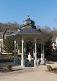 Pabellón de Sodenia con la estatua en el Quellenpark de mún Soden Taunus, Hesse, Alemania imagen de archivo libre de regalías Pabellón de Sodenia con la estatua en el Quellenpark de mún Soden Taunus, Hesse, Alemania imagen de archivo libre de regalías