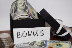 Pacchetto del regalo con i dollari sulla tavola su un fondo bianco, l'indennità dell'iscrizione fotografie stock Pacchetto del regalo con i dollari sulla tavola su un fondo bianco, l'indennità dell'iscrizione fotografie stock
