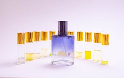 Pachnid?o pr?bki na bia?ym tle Pi?kny sk?ad z pachnid?o pr?bkami na lekkim backgroundPerfume rolownika testerze zdjęcie royalty free Pachnid?o pr?bki na bia?ym tle Pi?kny sk?ad z pachnid?o pr?bkami na lekkim backgroundPerfume rolownika testerze zdjęcie royalty free