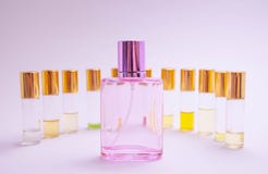 Pachnidła sampleson bielu tło Piękny skład z pachnidło próbkami na lekkim backgroundPerfume rolownika testerze obraz royalty free Pachnidła sampleson bielu tło Piękny skład z pachnidło próbkami na lekkim backgroundPerfume rolownika testerze obraz royalty free