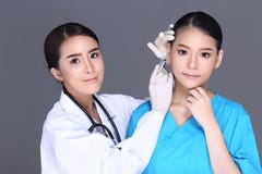 Paciente da estrutura do doutor Check Diagnose Face do esteticista antes de p fotos de stock Paciente da estrutura do doutor Check Diagnose Face do esteticista antes de p fotos de stock