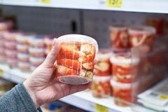 Packande konungräka i hand på livsmedelsbutiken royaltyfria bilder Packande konungräka i hand på livsmedelsbutiken royaltyfria bilder