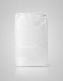 Pacote vazio branco do saco de papel da farinha no cinza imagem de stock Pacote vazio branco do saco de papel da farinha no cinza imagem de stock