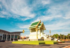 Padiglione di Buddha con il tetto verde del cielo blu fotografie stock Padiglione di Buddha con il tetto verde del cielo blu fotografie stock