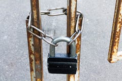 Padlock и цепь Проход закрыт зафиксированные стробы стоковая фотография Padlock и цепь Проход закрыт зафиксированные стробы стоковая фотография