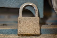 Padlock предусматриванный в опилк в мастерской стоковые изображения rf Padlock предусматриванный в опилк в мастерской стоковые изображения rf