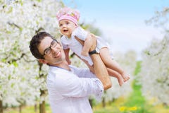 Padre allegro che tiene il suo bambino caro immagini stock libere da diritti Padre allegro che tiene il suo bambino caro immagini stock libere da diritti