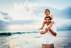 Padre in buona salute e figlia amorosi che giocano insieme alla spiaggia immagine stock Padre in buona salute e figlia amorosi che giocano insieme alla spiaggia immagine stock